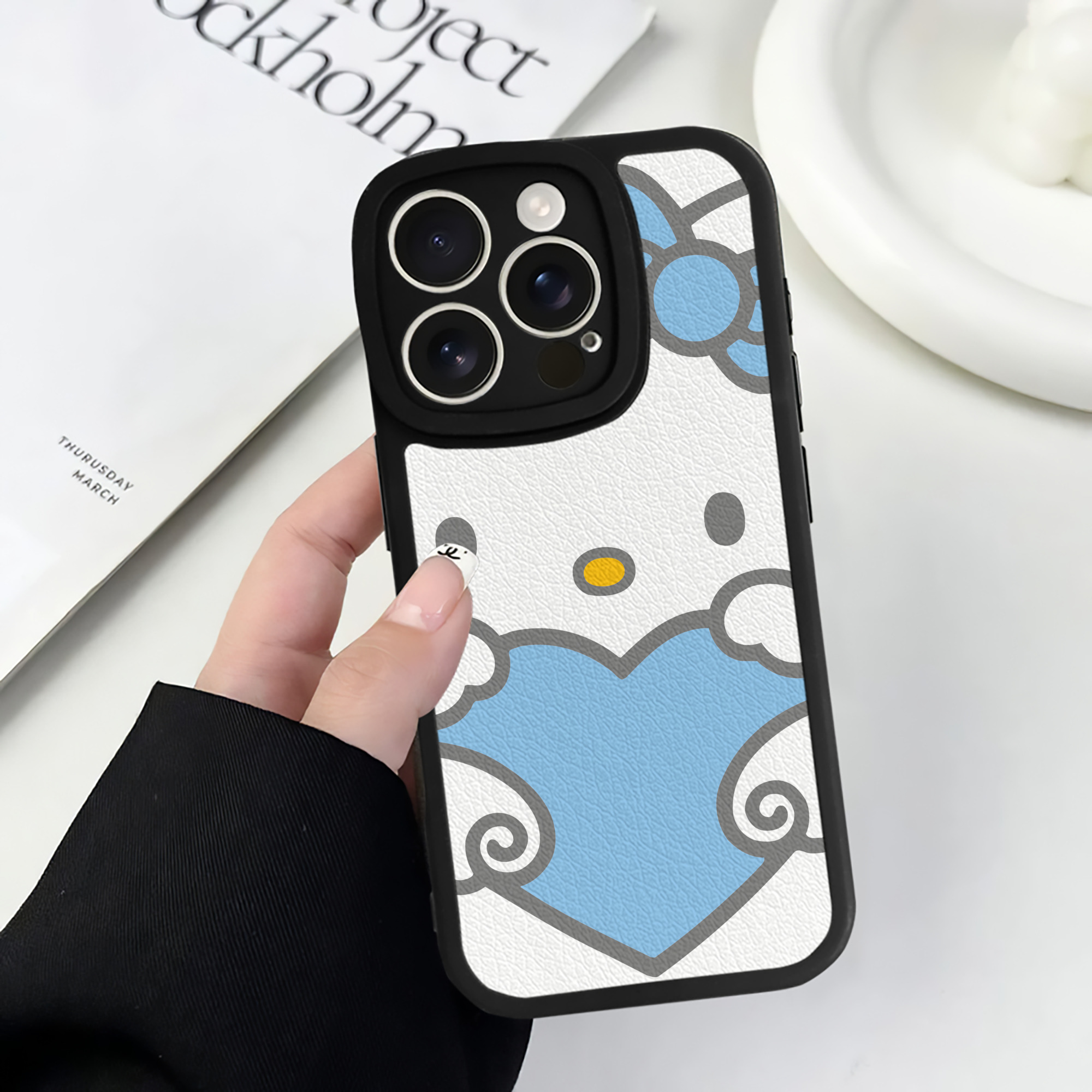 （画像用） Hello Kitty ハローキティ 【iPhone 16シリーズ対応】シリコンスマホケース（レザー調） 材質：シリコン
